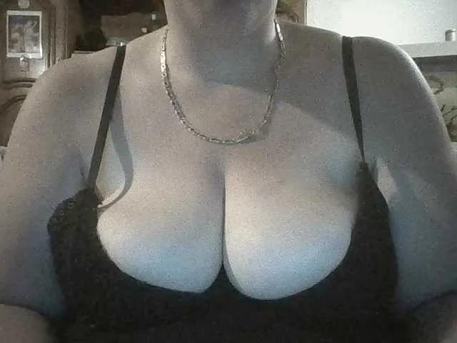 SexyGrosSeins00 on BongaCams