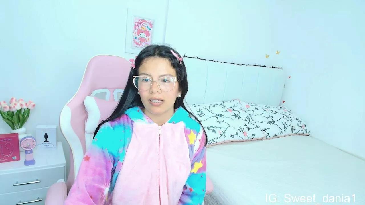 Sweet_dania_ from Cam4 is Freechat