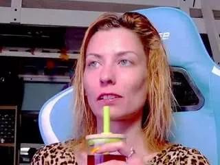 karoline1201 on CamSoda 