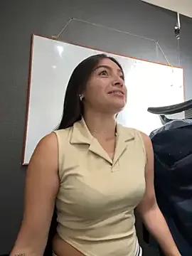 Alyha_Cortes — I show my buttocks under the table
