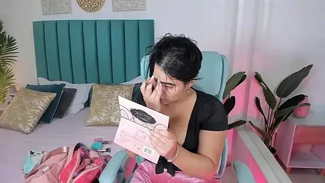 amy-thomson1 — show tits