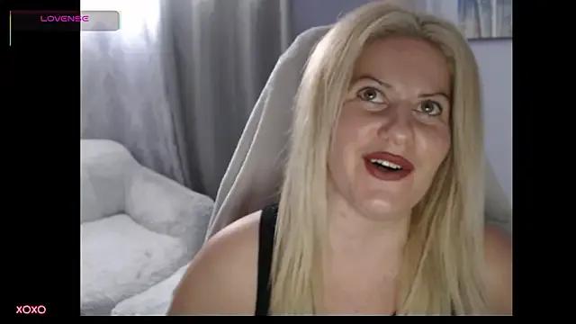 BellaStar84 on StripChat 