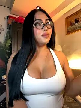 Freechat BigDominaMia on StripChat