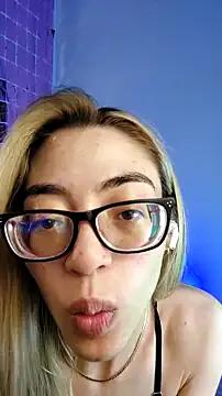Freechat Carolblonde on StripChat