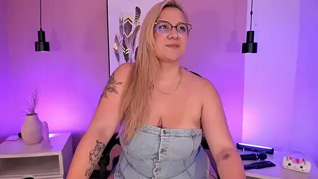 hollie_joliie on StripChat 