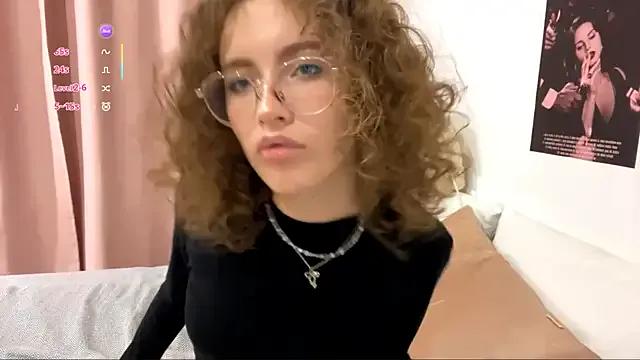 Kira_Sanders — hot lips play