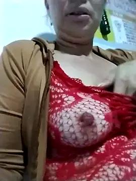 LaraCaliente — show spit boobs