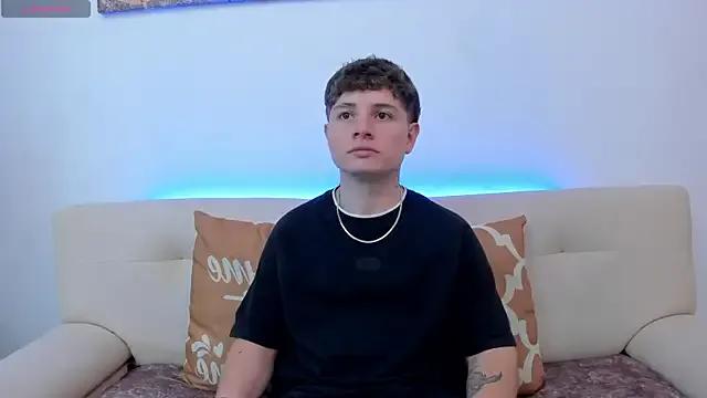 Leoo_Miller — Flash ass + hard cock