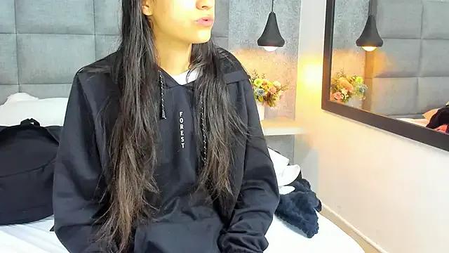 Luna_Bella3 — show zoom ass 