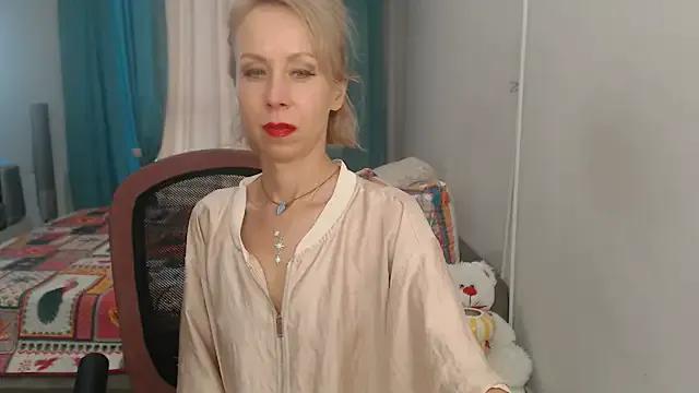 LuxuryNika on StripChat 