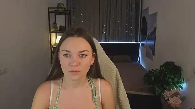 Madison_Golden — tits close to camera