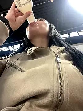 StripChat oh_nina is Freechat oh_nina — Fingering pussy in public