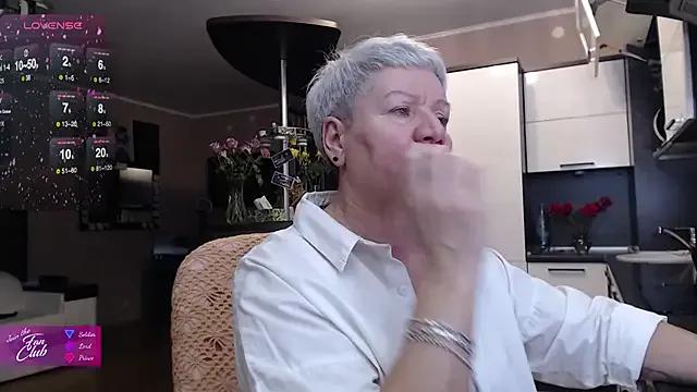 roxana_brooks — Cream my feet closeup to you