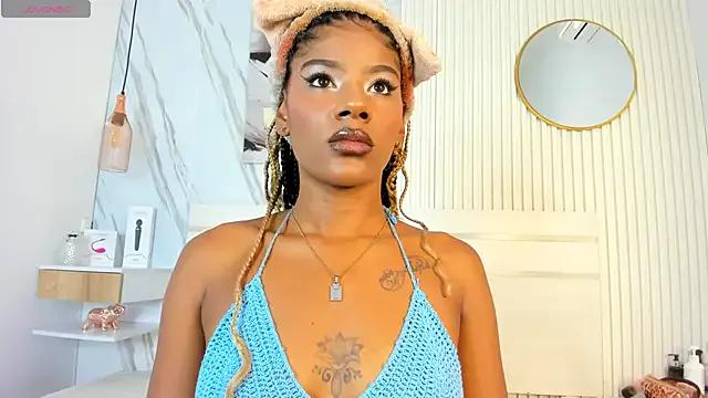 Sara_Lewwis on StripChat 