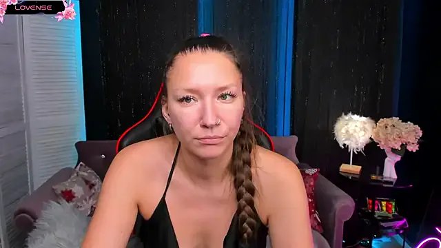 SarahCoksss on StripChat 