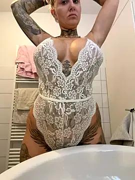 Sophi_Spice — Boobs out !! 