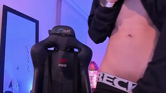 Group zeus_blaze on StripChat