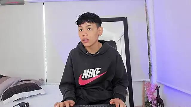 Group zeus_blaze on StripChat