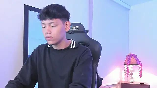 Group zeus_blaze on StripChat